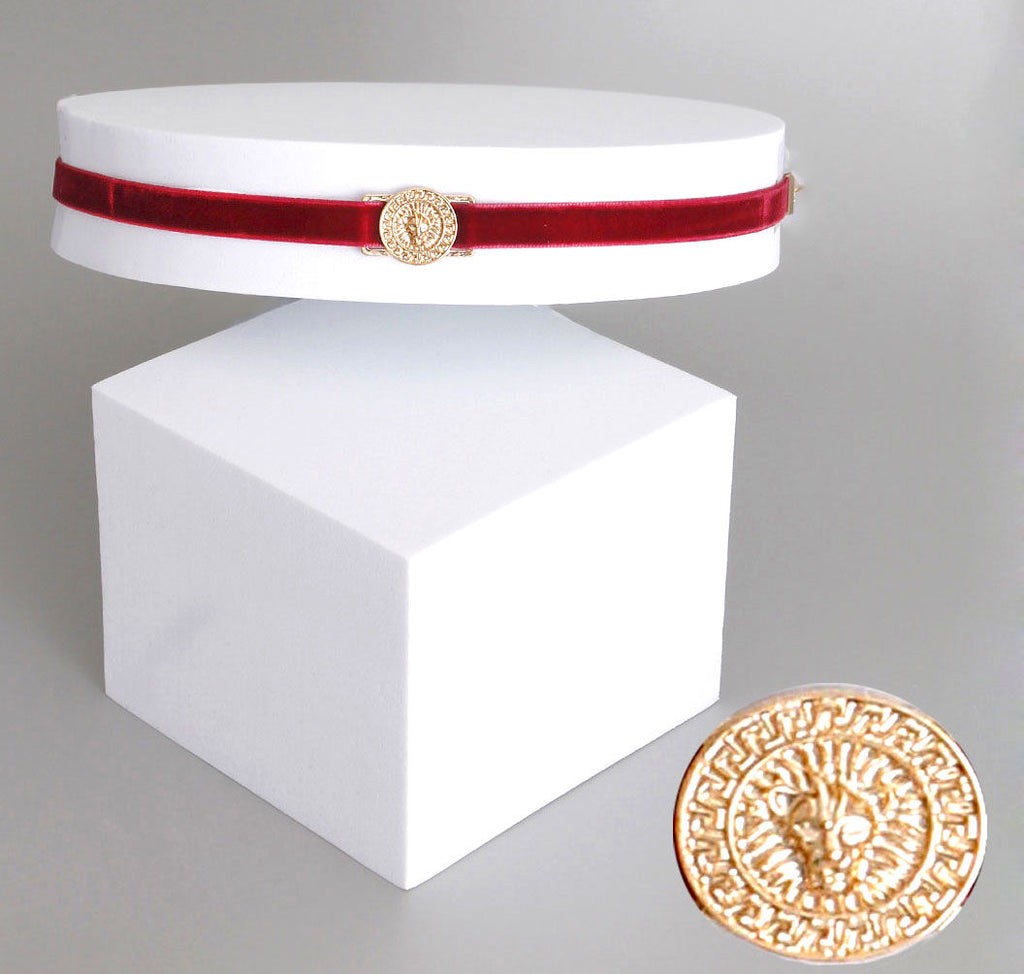 Velvet Choker Necklace with Gold Lion Pendant – Stylish Statement Jewelry