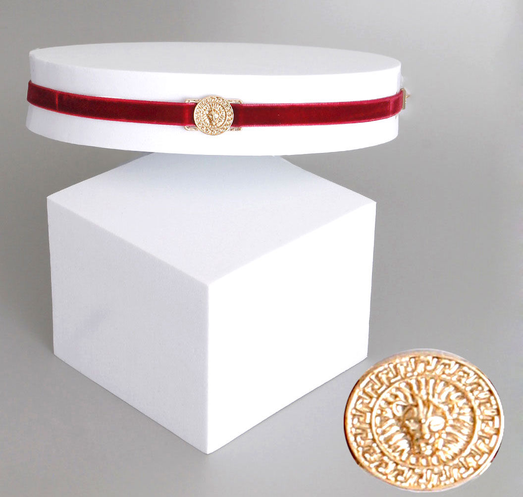 Velvet Choker Necklace with Gold Lion Pendant – Stylish Statement Jewelry