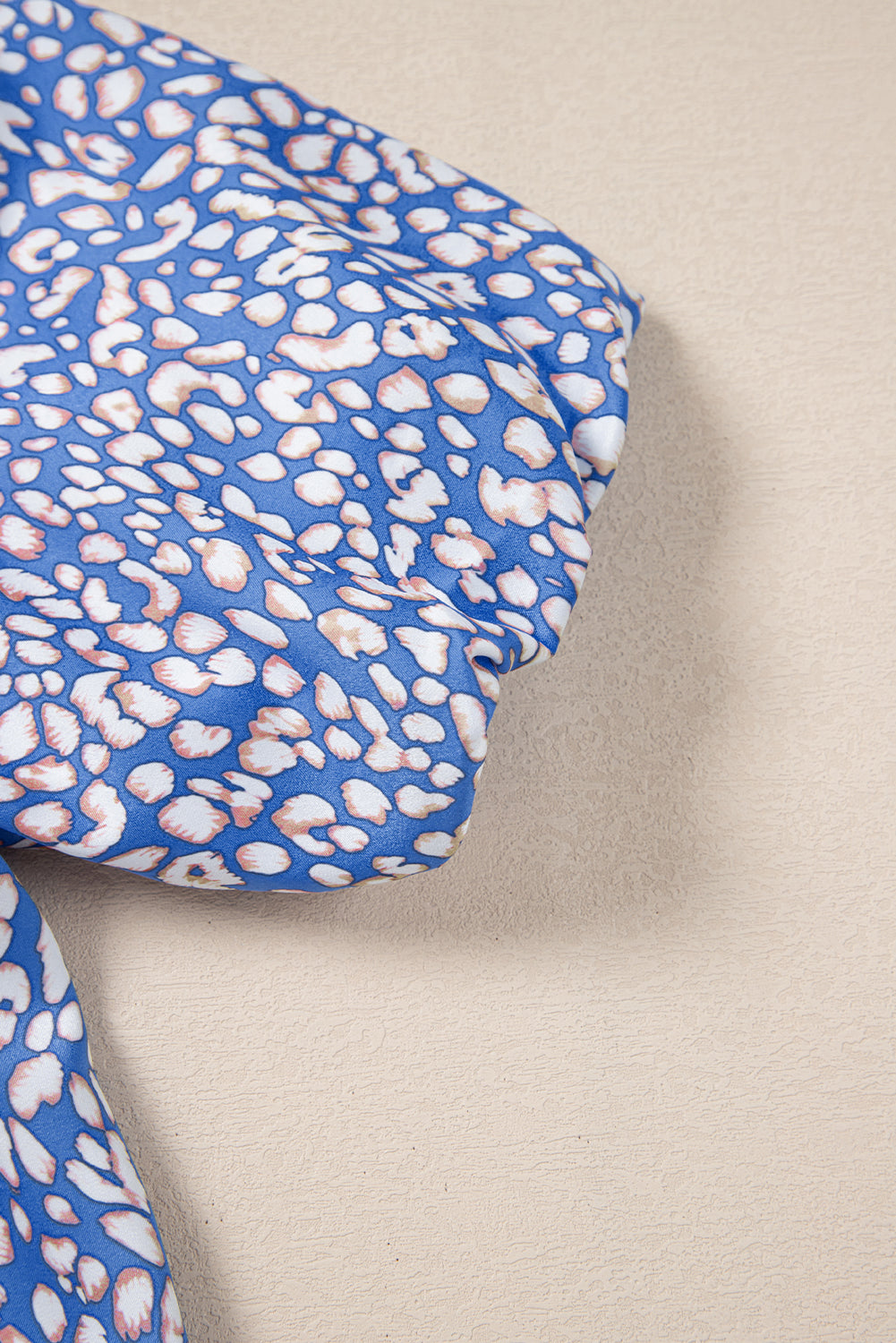 Leopard Print Spot Contrast V Neck Half Puff Sleeve Shirt