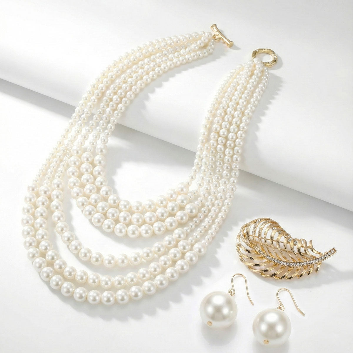 Statement Brooch Necklace with Cream Pearl and Detachable Feather – Stylish Fashion Accessory