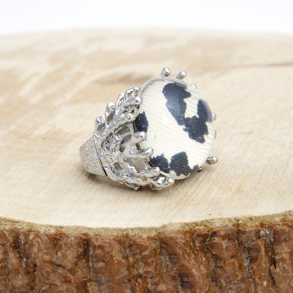 Stretch Silver Round Cocktail Ring with Leopard Print – Stylish Statement Jewelry