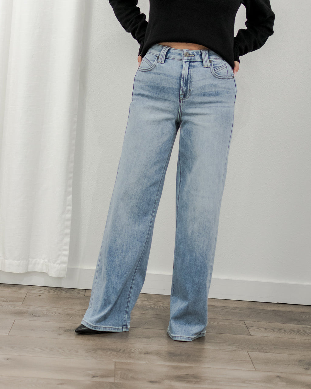 Clean Wide Jeans