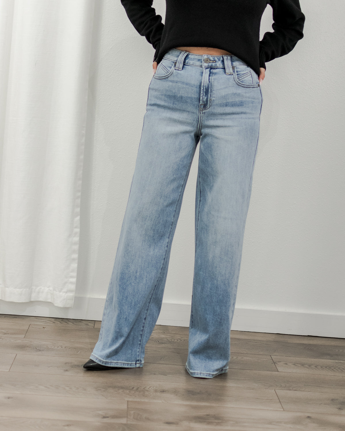 Clean Wide Jeans