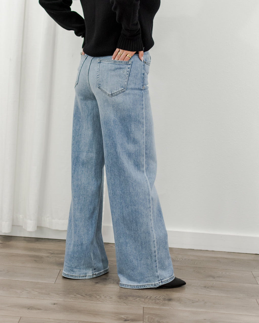 Clean Wide Jeans