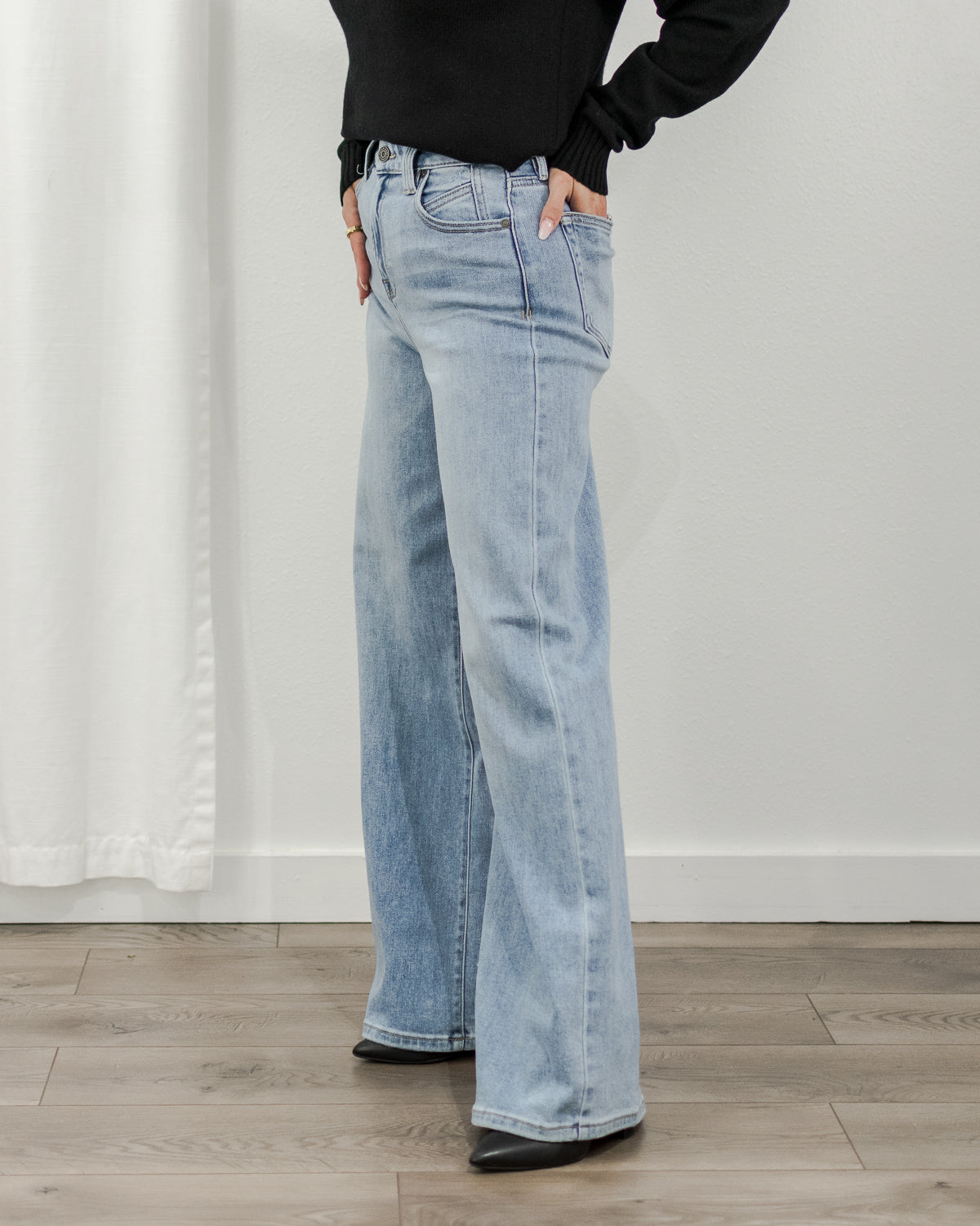 Clean Wide Jeans